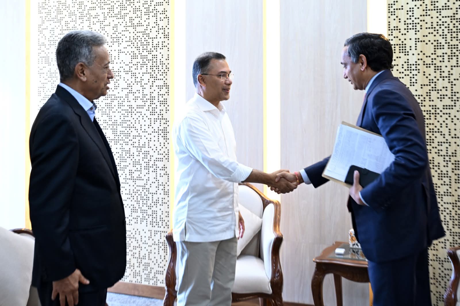 প্রধানমন্ত্রীর সঙ্গে আইএমএফের এশিয়া ও প্যাসিফিক বিভাগের পরিচালকের সাক্ষাৎ