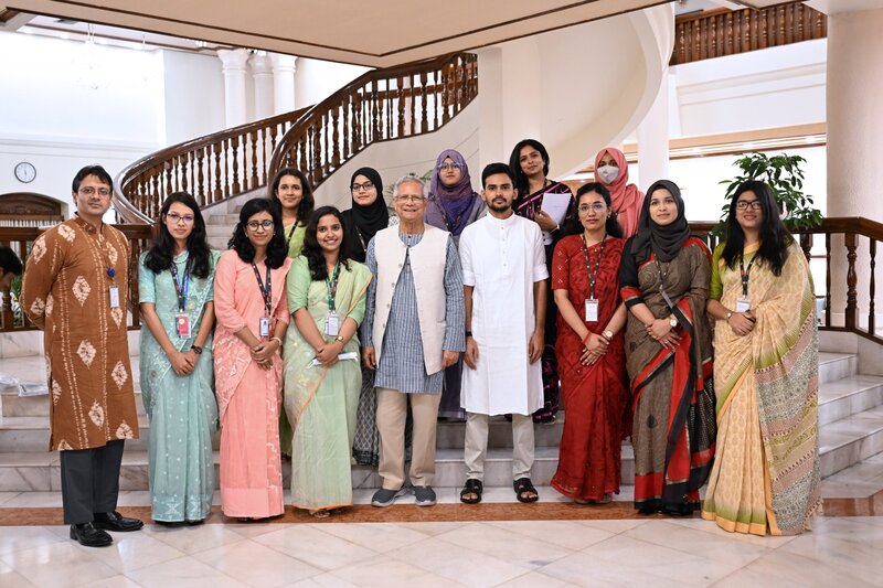 জাতীয় নীতি প্রতিযোগিতায় বিজয়ী শিক্ষার্থীদের সঙ্গে প্রধান উপদেষ্টা