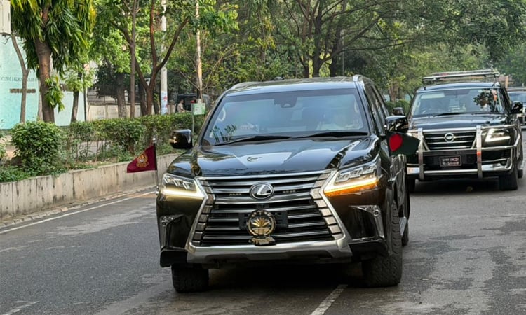 প্রথমবারের মতো প্রধানমন্ত্রী তারেক রহমানের গাড়িতে জাতীয় পতাকা  সংযুক্ত