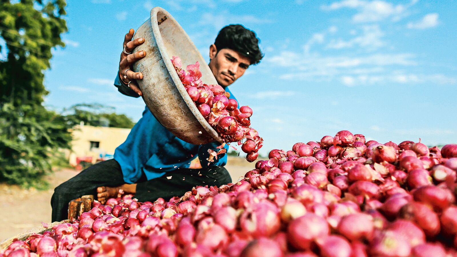 Onion prices go up by Tk 50-60 per kg in Khulna as India bans export
