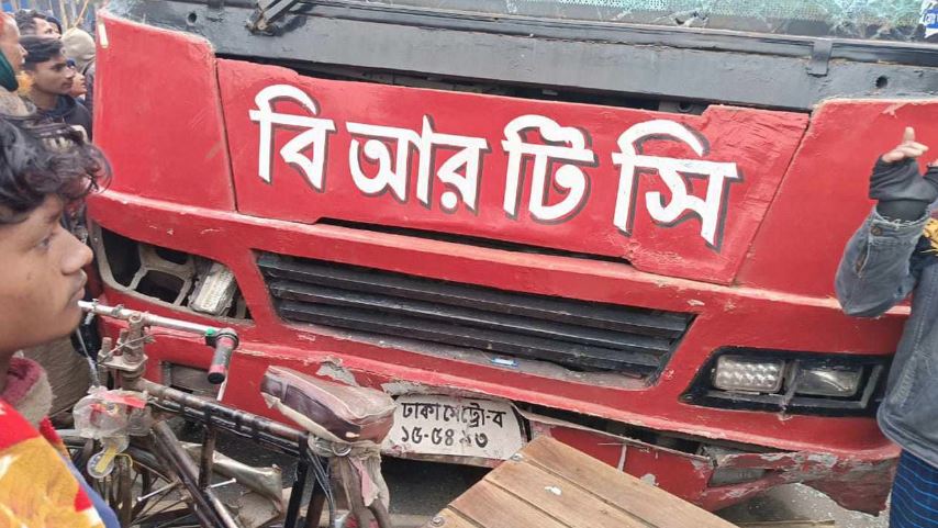 4 killed as bus-rickshaw van collided in Dinajpur