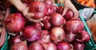 Onion prices fall by Tk30 per kg as seasonal supply rises in market