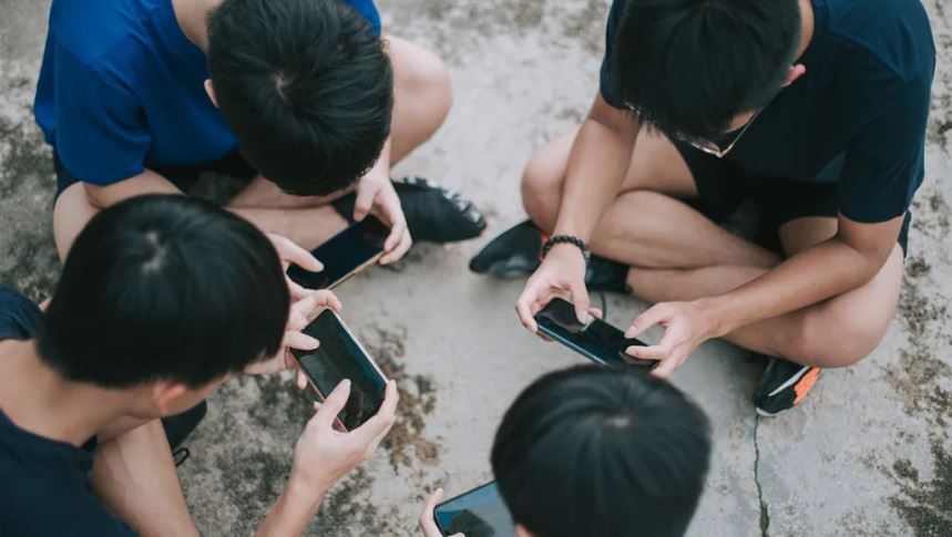 China looks to limit children to two hours a day on their phones