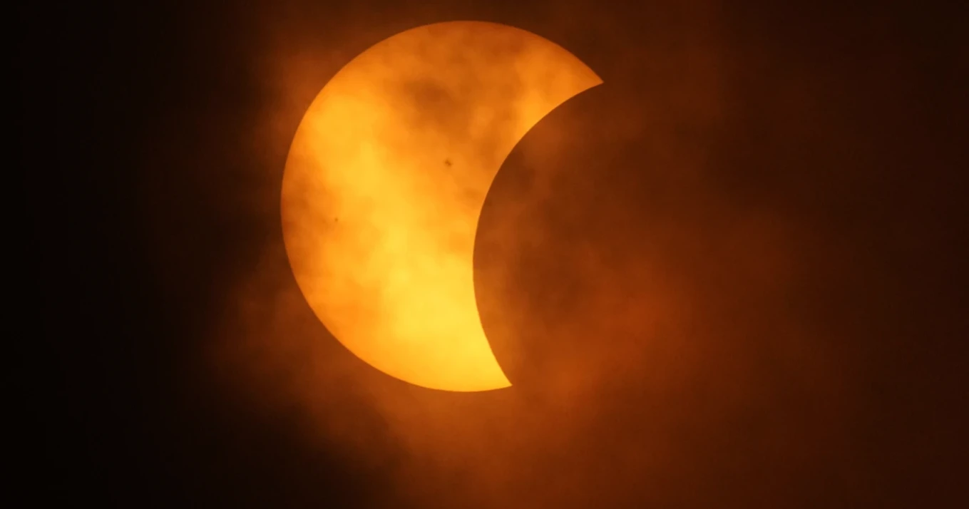 Total solar eclipse sweeps across North America