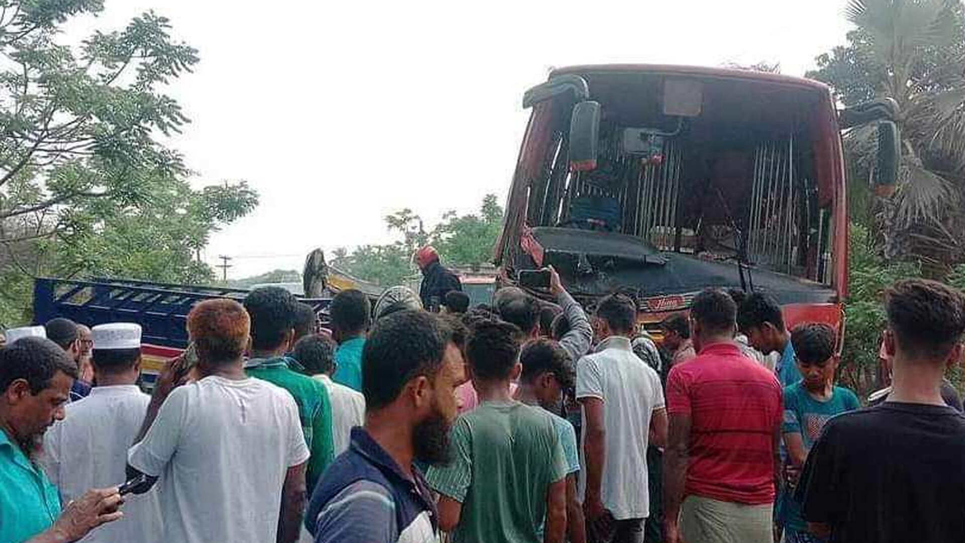 13 dead in bus-pickup collision