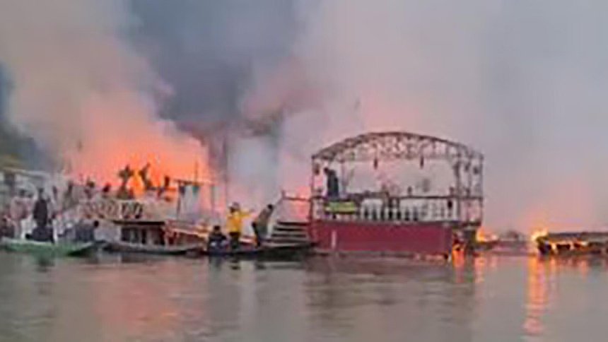 3 Bangladeshi tourists die in houseboat fire in India‍‍`s Kashmir