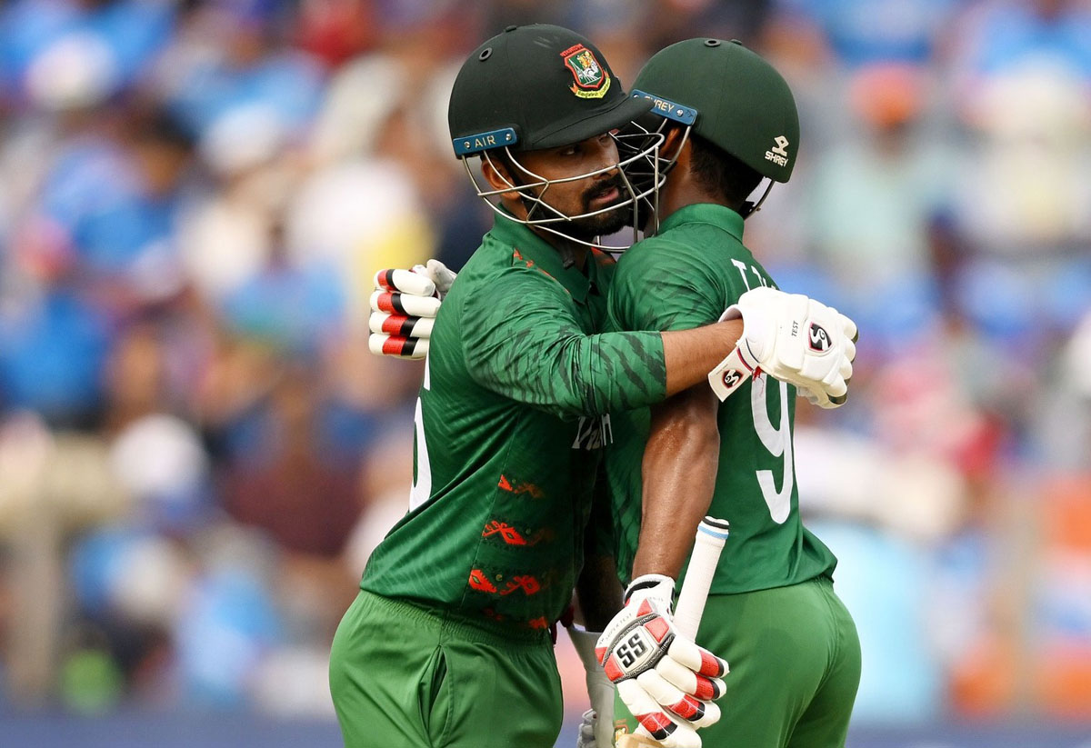 বাংলাদেশ টস জিতে ব্যাট নিয়েছে