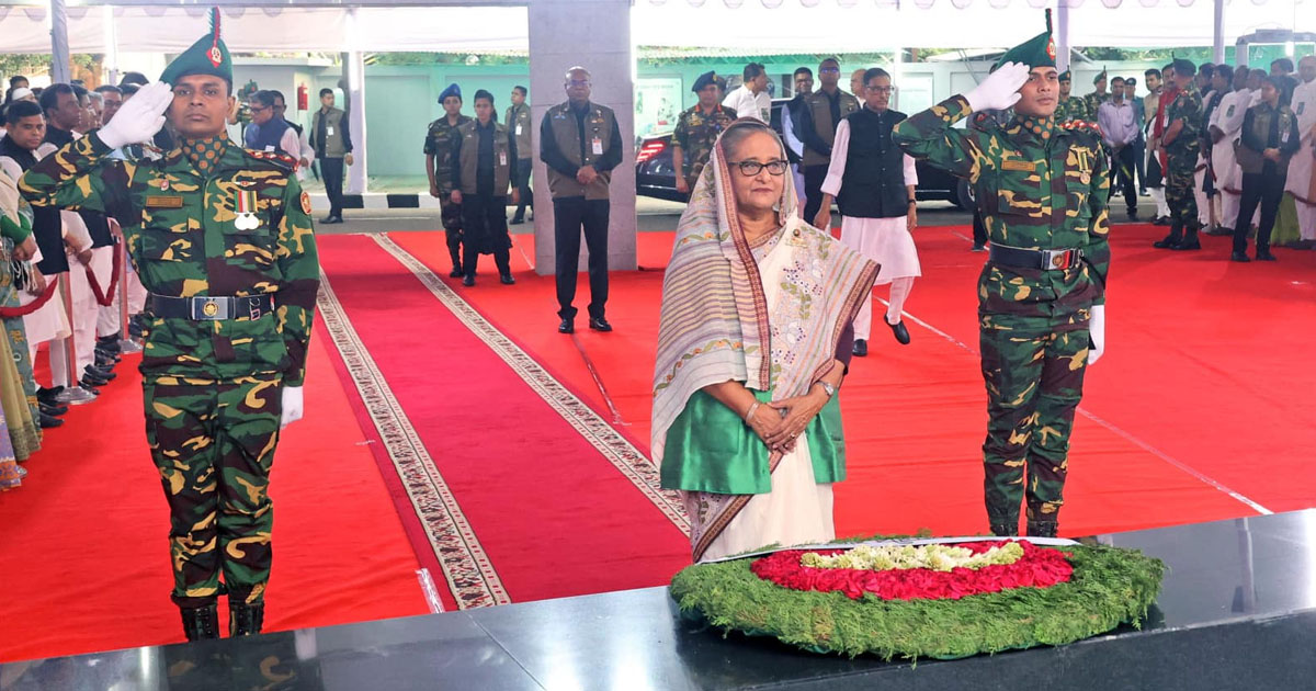 বঙ্গবন্ধুর প্রতিকৃতিতে প্রধানমন্ত্রীর শ্রদ্ধা