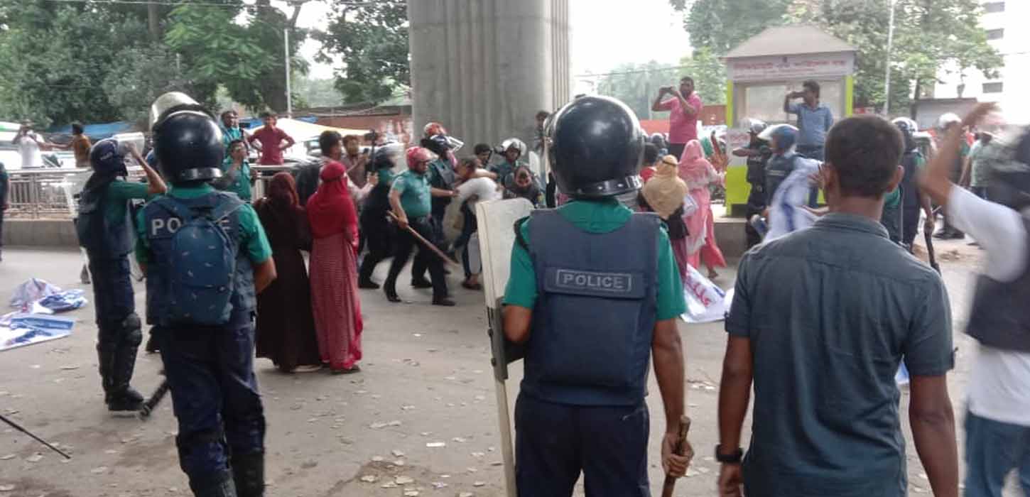চাকরির বয়স ৩৫ চাই আন্দোলনে পুলিশের লাঠিচার্জ