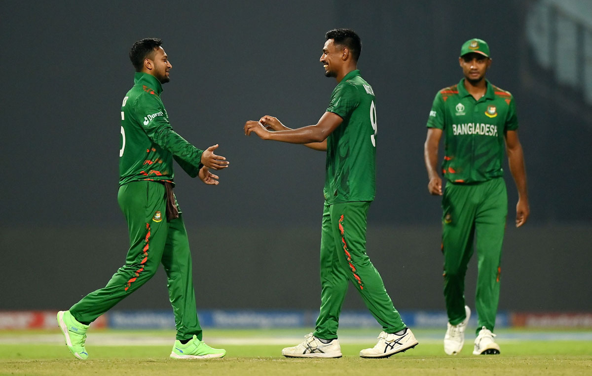 টস জিতে সাকিব ফিল্ডিং নিলেন