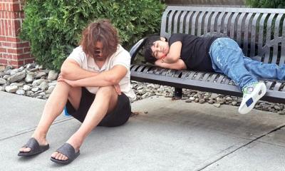 ক্লান্ত হয়ে জয় ঘুমিয়ে আছে বেঞ্চে, ফুটপাটে বসে আছেন শাকিব খান!