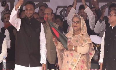 ফরিদপুরের জনসভা মঞ্চে শেখ হাসিনা