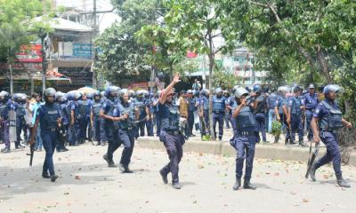 আড়াইহাজারে সংঘর্ষ আহত হয়ে পুলিশ সদস্যসহ ৩ জন ঢামেকে