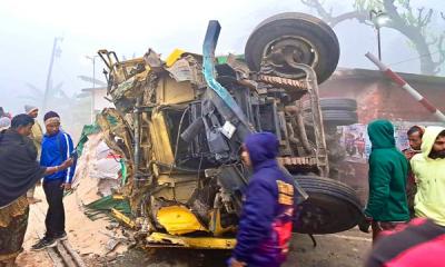 ট্রেনের ধাক্কায় ট্রাকচালক ও হেলপারের মৃত্যু