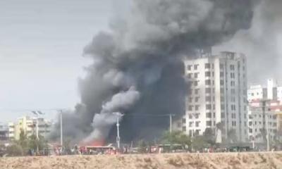 চট্টগ্রামের ফিরিঙ্গি বাজার বস্তিতে আগুন, নিয়ন্ত্রণে ৯ ইউনিট