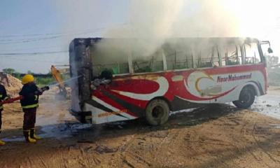 Countrywide Blockade: Bus and truck set on fire in Ctg on 2nd day