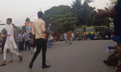 ৩৫ প্রত্যাশীদের নীলক্ষেত অবরোধ