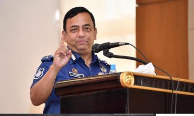 আনুষ্ঠানিকভাবে দেশ ছাড়ার কথা স্বীকার করলেন বেনজীর