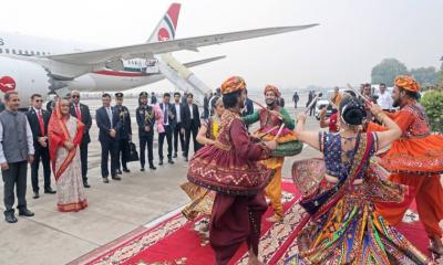 শেখ হাসিনাকে নয়াদিল্লির বিমানবন্দরে উষ্ণ অভ্যর্থনা