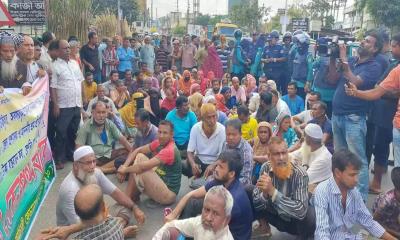 Jute mills workers block Khulna-Jashore highway for dues
