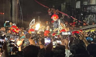 গ্যাস সিলিন্ডার থাকায় দ্রুত আগুন ছড়িয়ে পড়ে: ফায়ার সার্ভিস