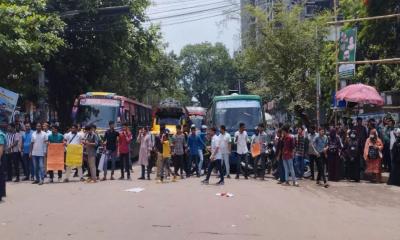 Students of 7 DU-affiliated colleges block Nilkhet intersection in Dhaka