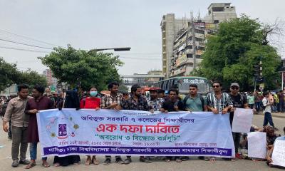 কাফনের কাপড় পরে শিক্ষার্থীদের নীলক্ষেত অবরোধ; অসুস্থ হয়ে পড়েছে দুই শিক্ষার্থী