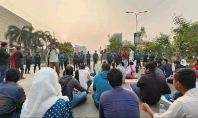 43rd BCS viva candidates continues their sit-in in front of PSC