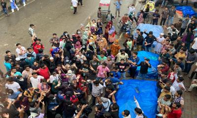 ৭ দফা দাবিতে সড়ক অবরোধ করলেন সাত কলেজের শিক্ষার্থীরা