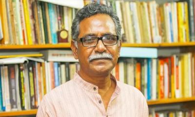 ট্রেন থেকে নামার সময় কাটা পড়লো আনু মুহাম্মদের পায়ের আঙুল