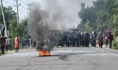 Nationwide blockade: Three policemen beaten up, left injured as Narayanganj turns into battlefield