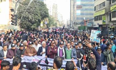 পুলিশের বাধায় কার্যালয়ের গলিতেই ঘুরলো বিএনপি