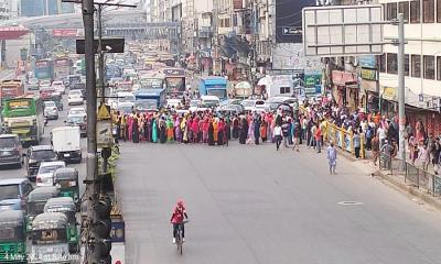 Garment workers block roads in Banani resulted in severe traffic jam