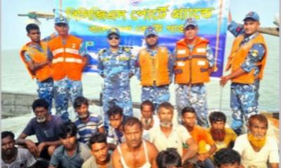 গভীর সাগরে আটকা পড়া ১৪ জেলেকে উদ্ধার করলো কোস্টগার্ড