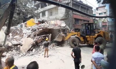 মুগদায় রাস্তা বড় করতে উচ্ছেদ অভিযানে ঢাকা দক্ষিণ সিটি