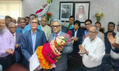 বিশ্ববিদ্যালয়কে নতুন উচ্চতায় নিয়ে যাওয়ার আশ্বাস নবনিযুক্ত ঢাবি উপাচার্যের