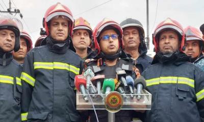 আগুন লাগা ভবন যে কোনো সময় ভেঙে পড়তে পারে: ফায়ার সার্ভিস