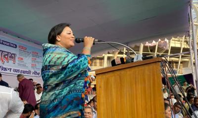 সমাবেশে বক্তব্যের বদলে গান গাইলেন মমতাজ