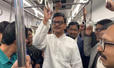 পাবলিক মেট্রো চড়ে প্রতিমন্ত্রীর অফিস গমন