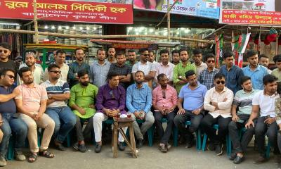 কেন্দ্রীয় কার্যালয়ের সামনে ছাত্রলীগের অবস্থান