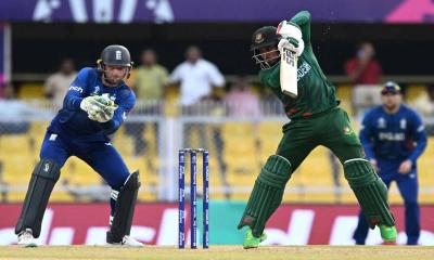 বৃষ্টি এড়িয়ে  মিরাজ ও তামিমে লড়াই