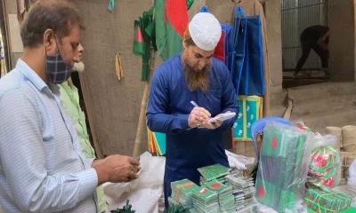 ৪০ বছর ধরে পতাকা বিক্রি মামা-ভাগিনার