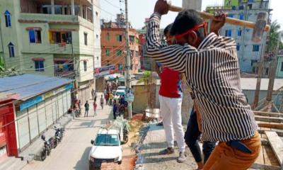 সিদ্ধিরগঞ্জে ৩ বাড়ির বর্ধিতাংশ ভেঙে দিলো রাজউক