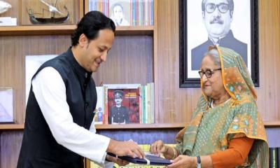 প্রধানমন্ত্রীর কাছে এসএসসির ফল হস্তান্তর