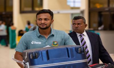দেশে ফিরেছেন সাকিব ও মুশফিক
