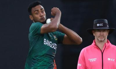 বোলাররা প্রথম জয়ের পথ দেখাল