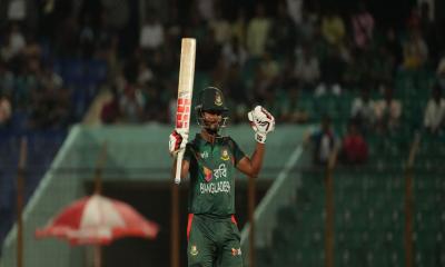 বৃষ্টির আড়ালে তানজিদ তামিমের হাসি