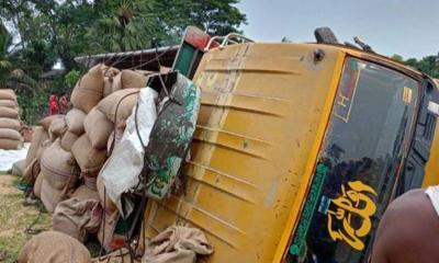 তালায় ট্রাক উল্টে দুই শ্রমিক নিহত