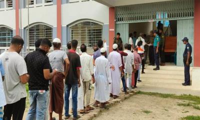 Voters make long queues