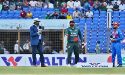 তামিমকে নিয়েই একাদশ , টসে হেরে ব্যাটিংয়ে বাংলাদেশ